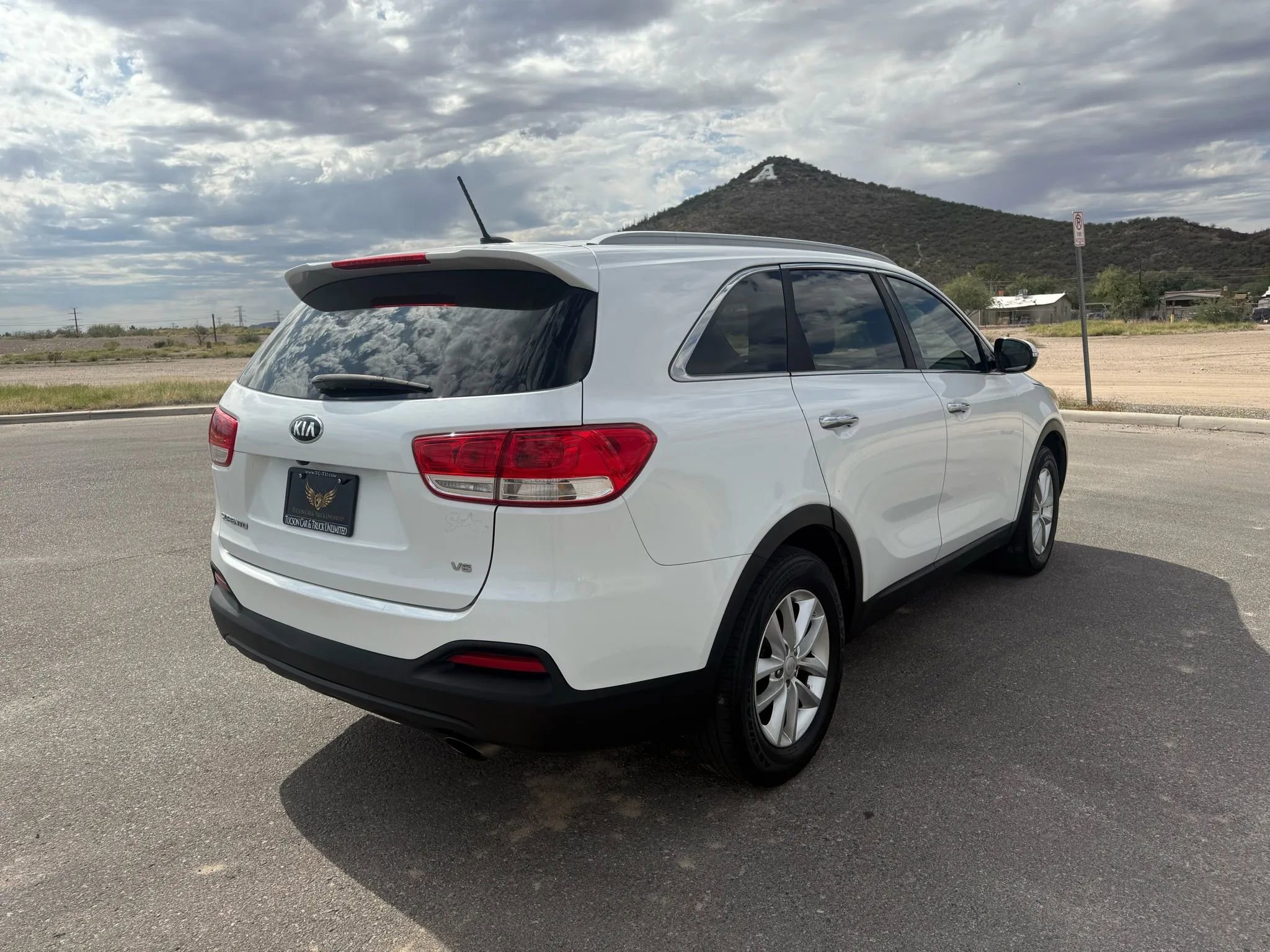 Used 2017 Kia Sorento LX image 7