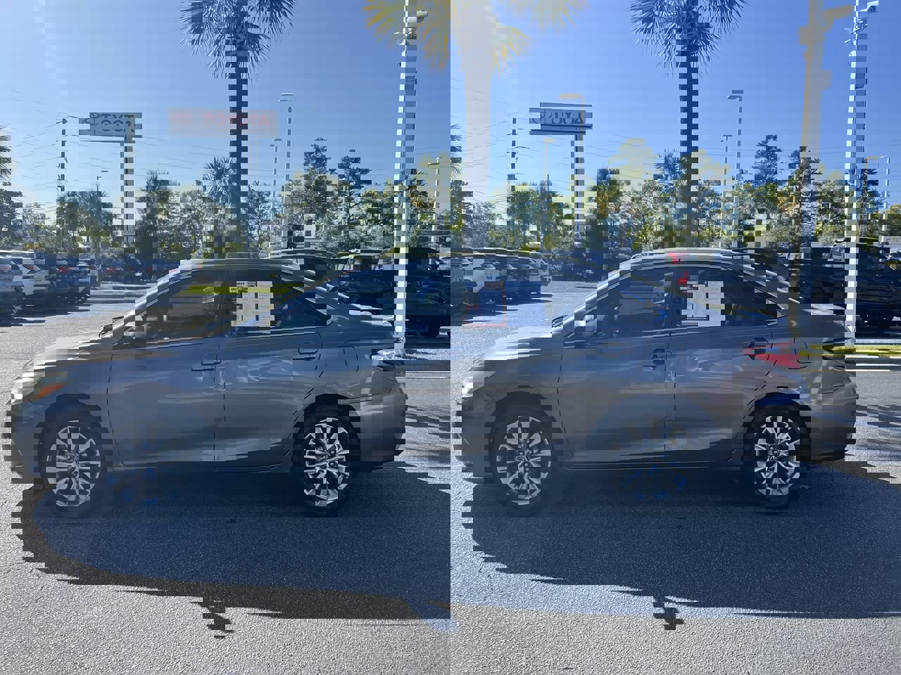 Used 2017 Toyota Camry XLE image 7