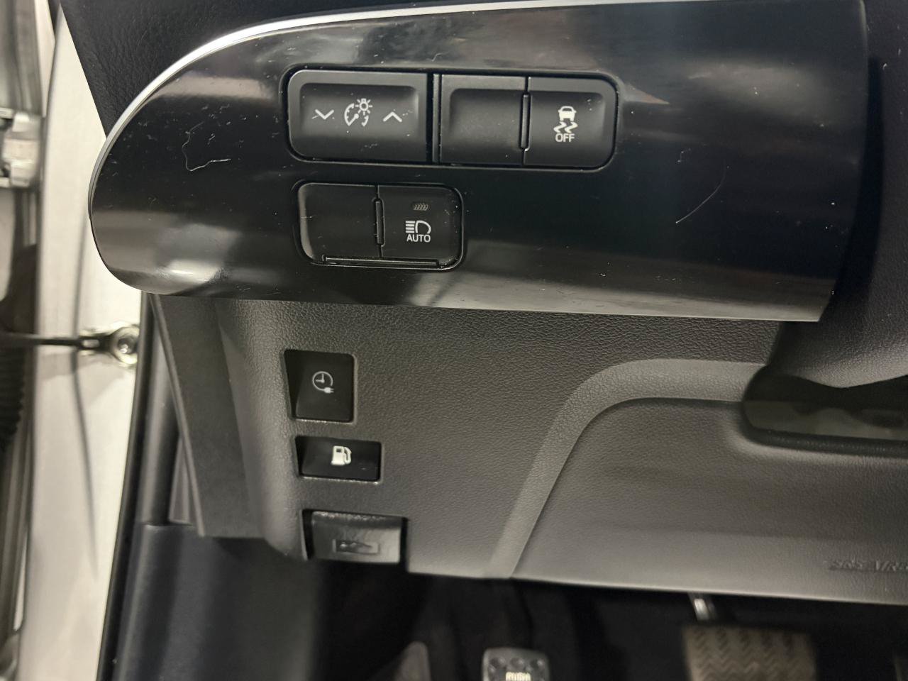 Used 2022 Toyota Prius Prime XLE FWD image 24