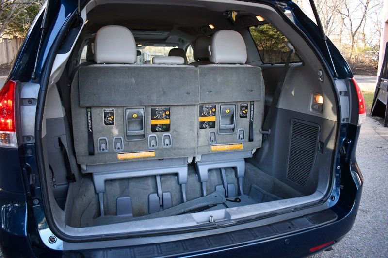 Used 2011 Toyota Sienna XLE w/ Premium Pkg image 7