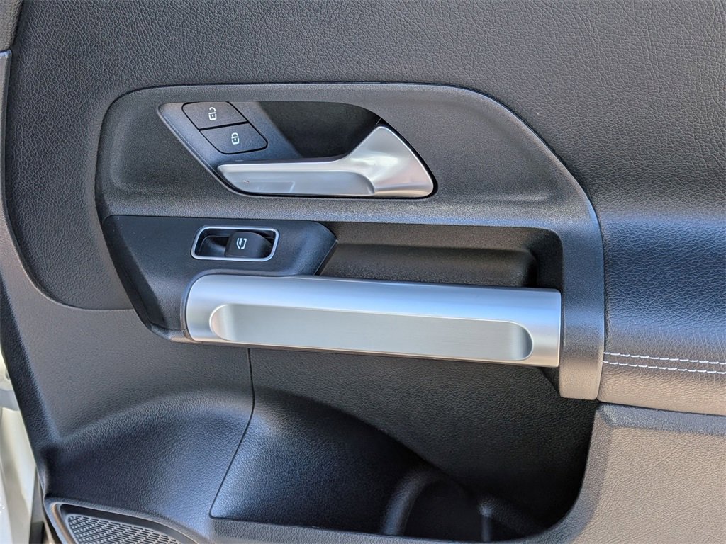 Used 2023 Mercedes-Benz GLB 250 image 33