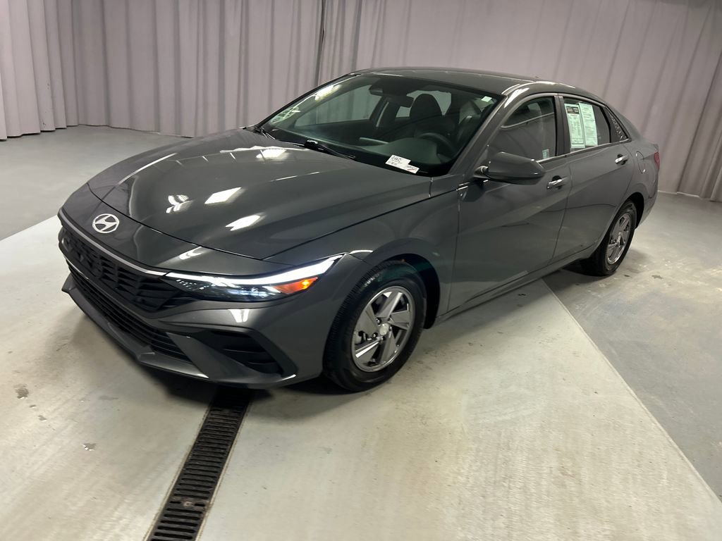 Used 2025 Hyundai Elantra SE image 3