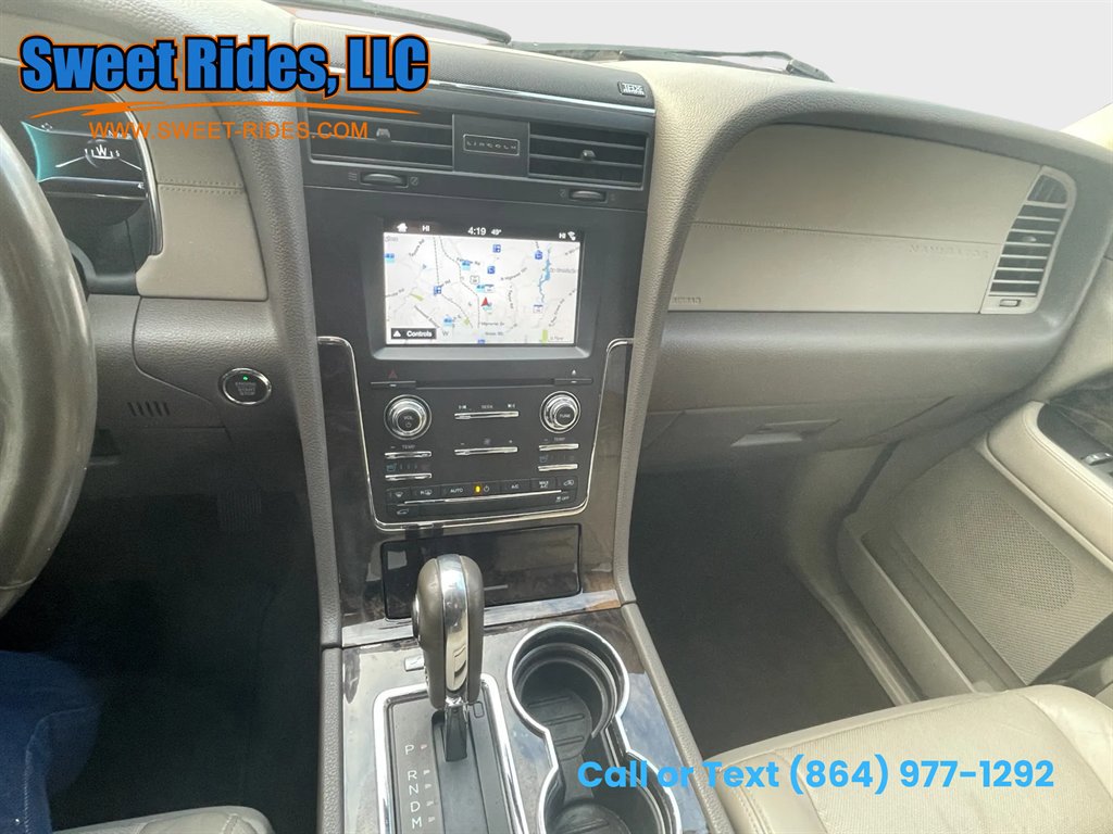 Used 2016 Lincoln Navigator Select image 11