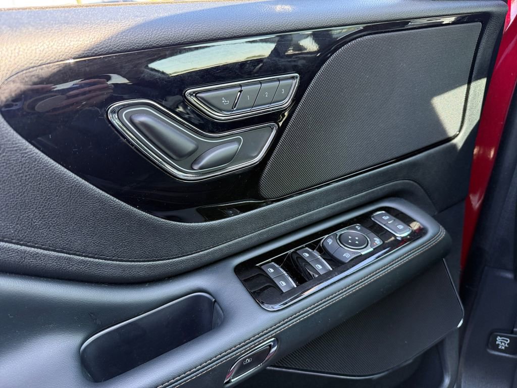 Used 2025 Lincoln Aviator 2WD image 17