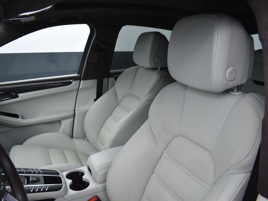 Used 2020 Porsche Macan Turbo image 12