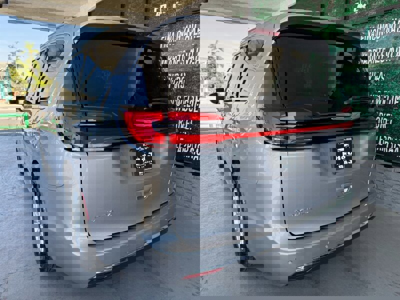 Used 2021 Chrysler Pacifica Touring-L image 6