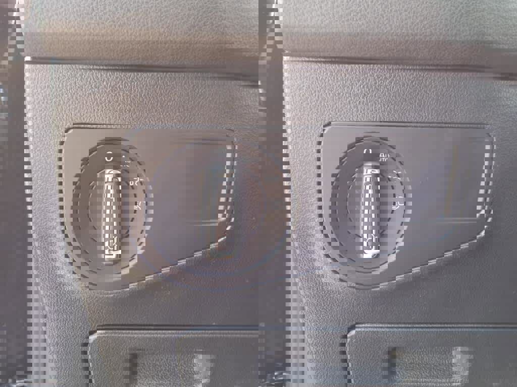 Used 2021 Volkswagen Tiguan SE image 15