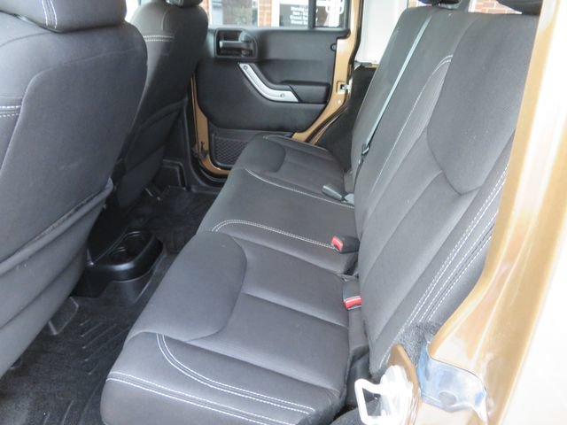 Used 2015 Jeep Wrangler Unlimited Sahara w/ Connectivity Group AWD/4WD image 22