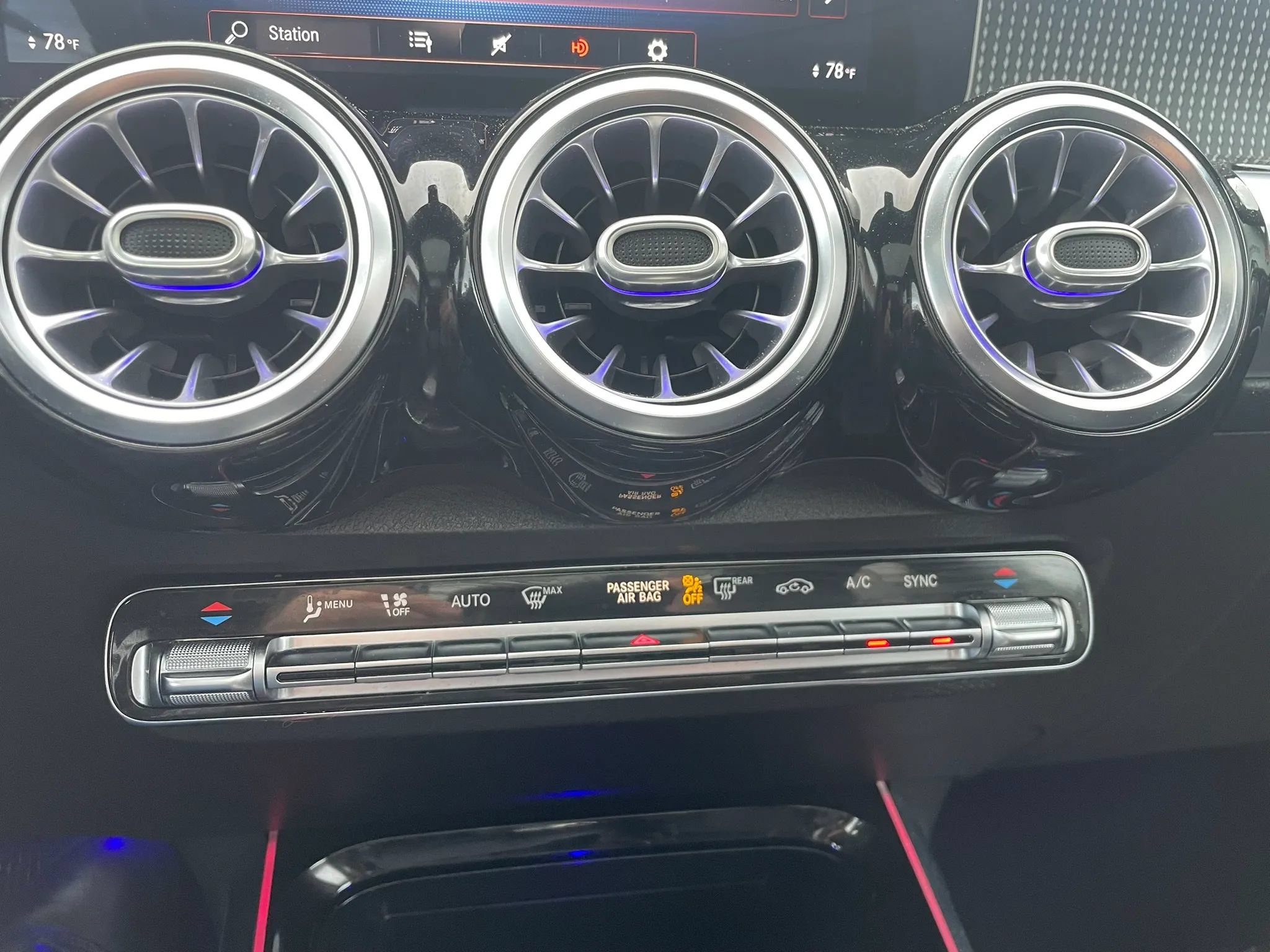 Used 2021 Mercedes-Benz GLB 250 4MATIC w/ Premium Package image 8