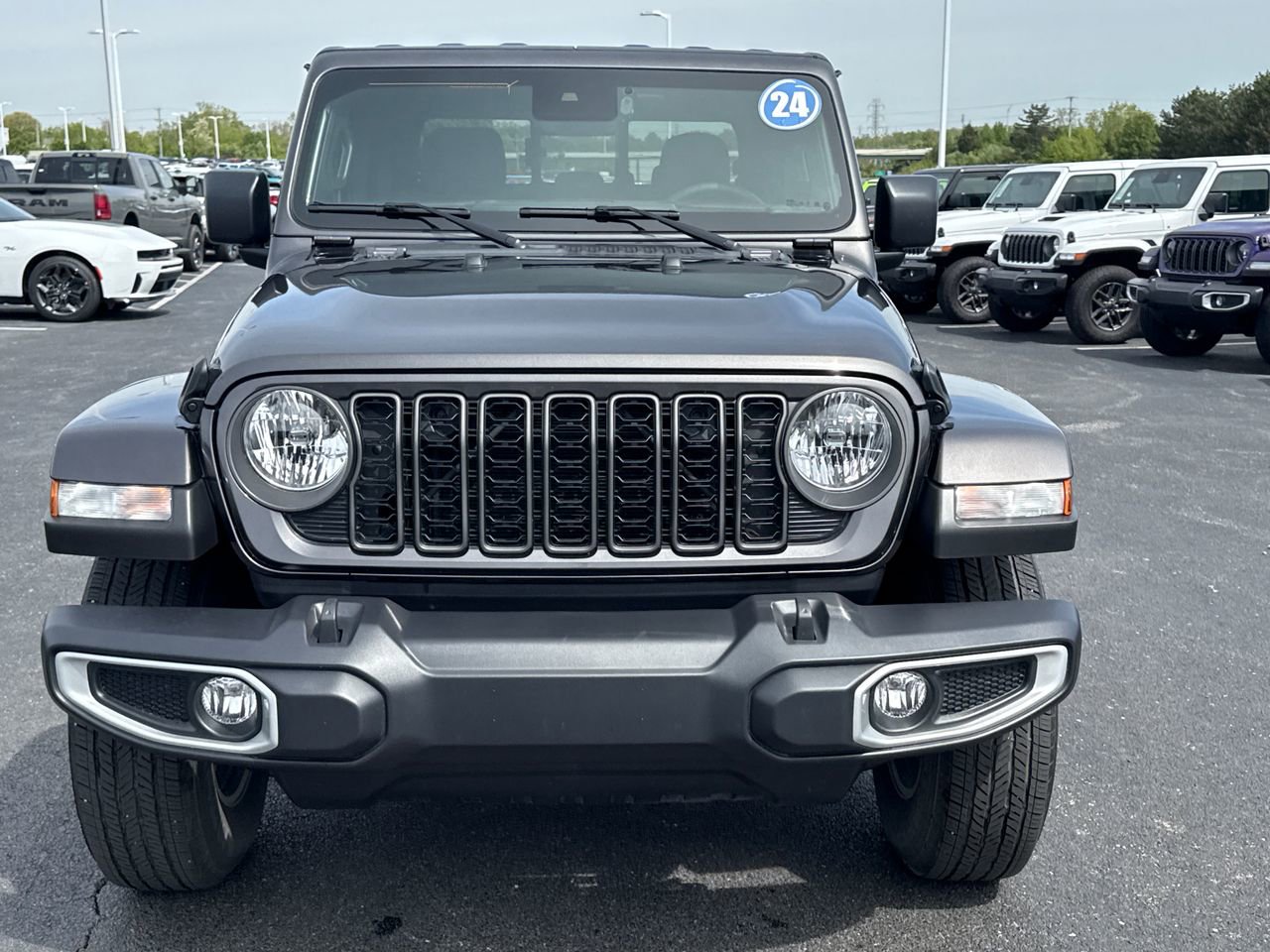 Used 2024 Jeep Gladiator Sport AWD/4WD image 8