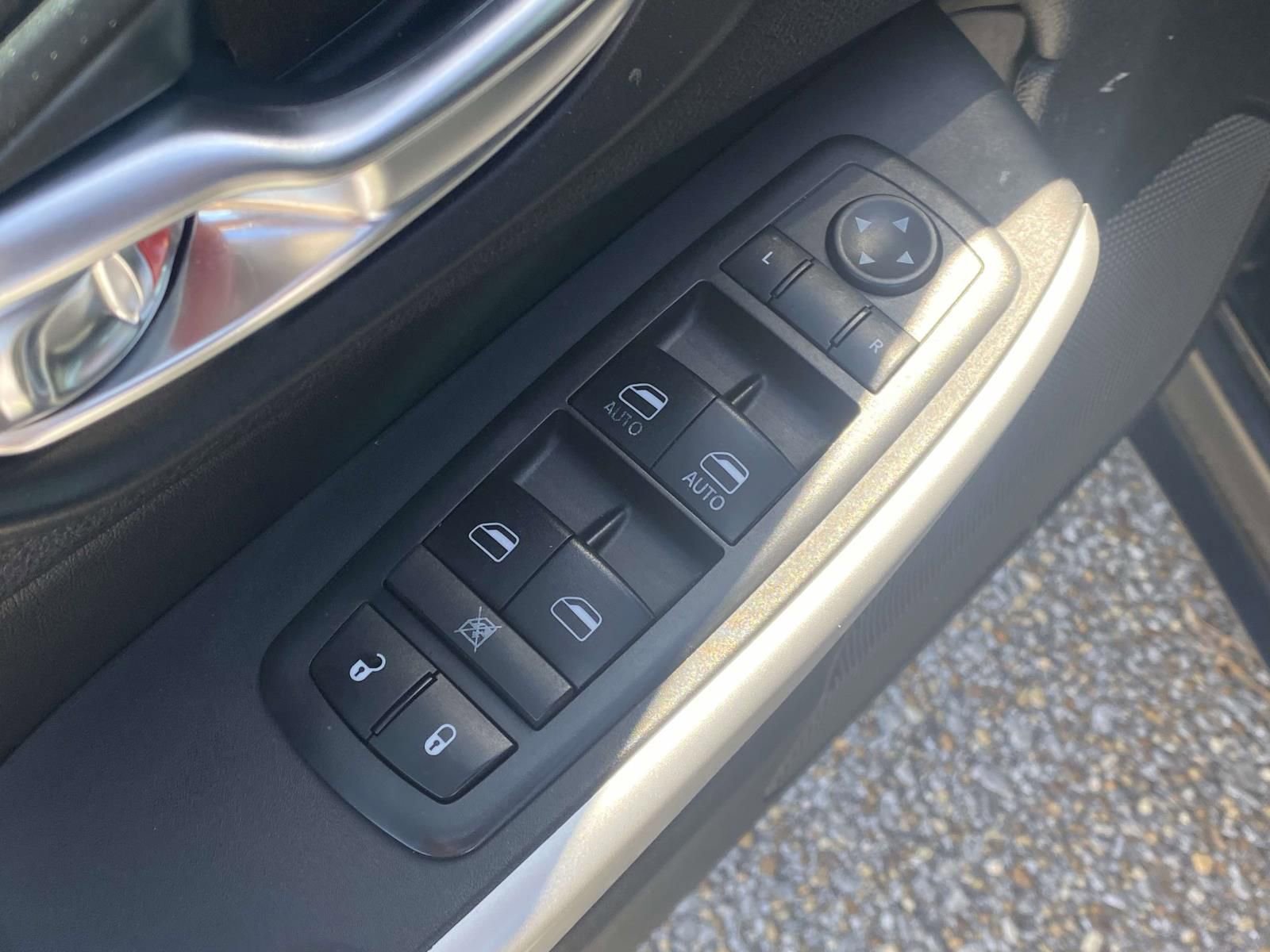 Used 2018 Jeep Cherokee Latitude Plus image 16