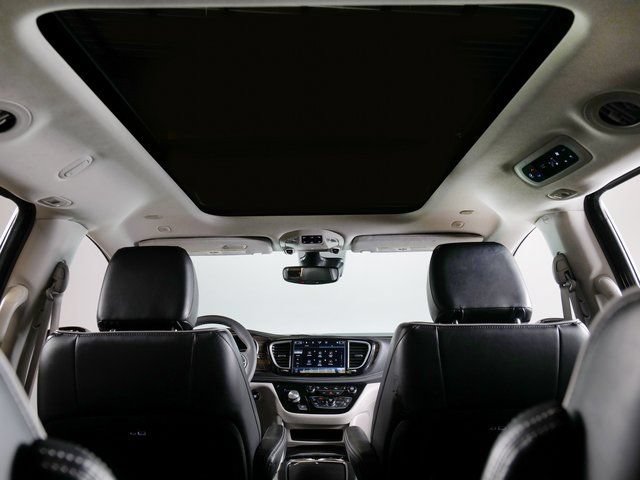 Used 2023 Chrysler Pacifica Limited FWD image 24