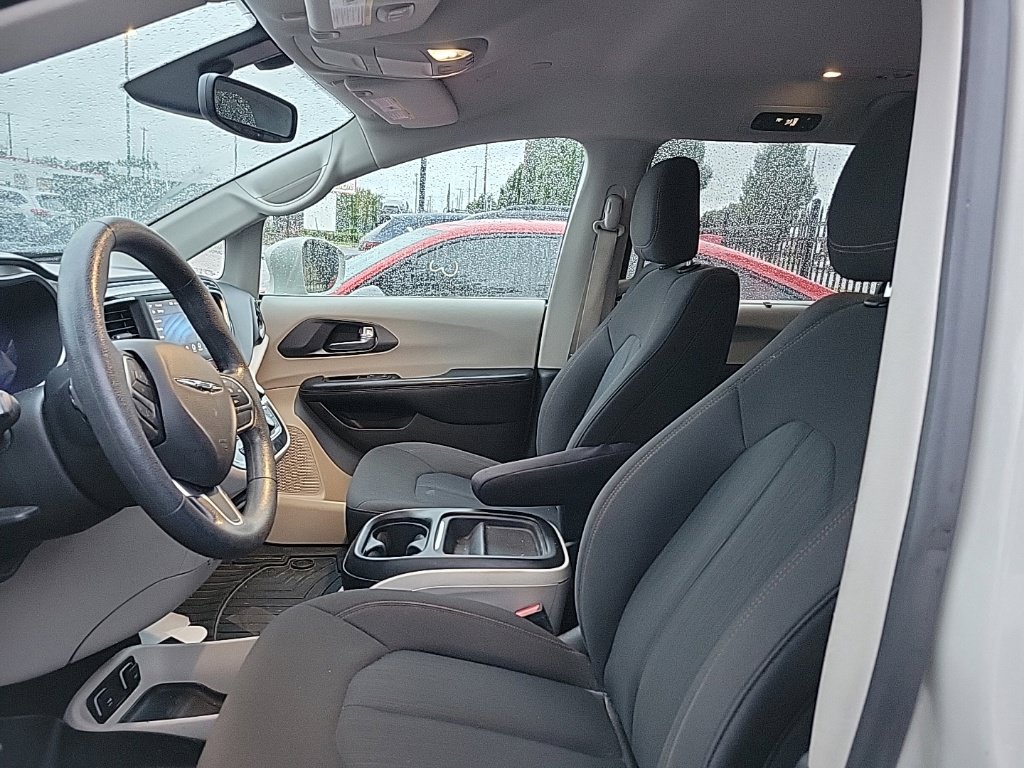 Used 2020 Chrysler Pacifica Touring FWD image 6