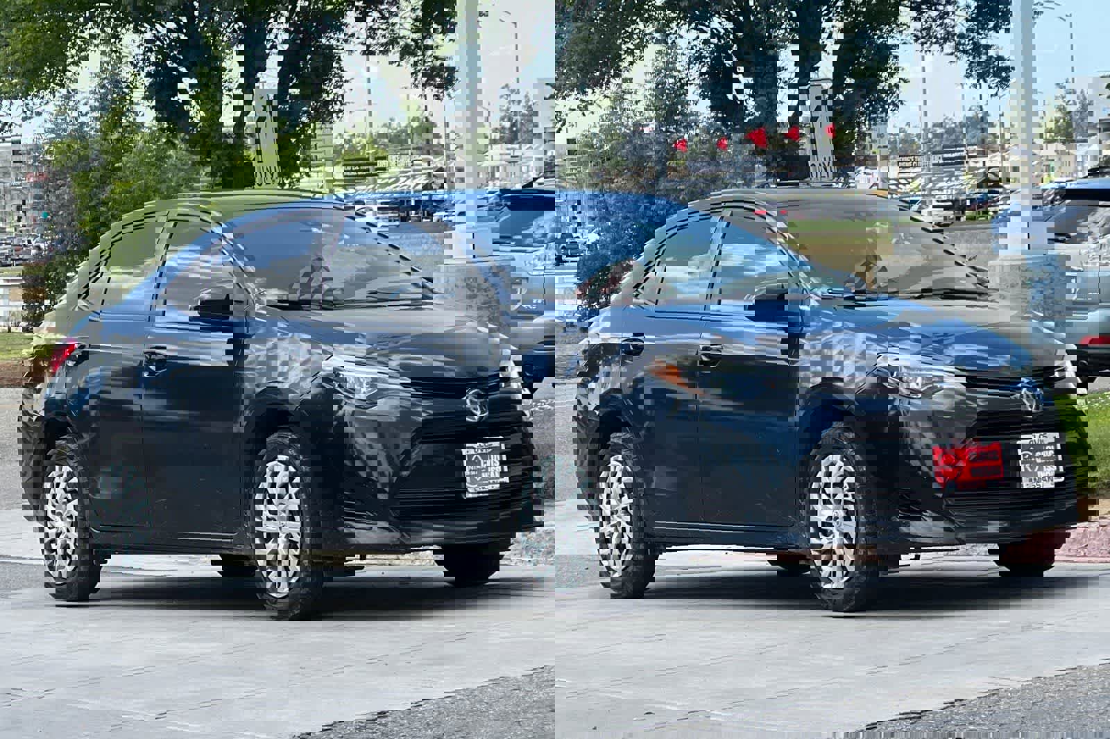 Used 2017 Toyota Corolla LE w/ Carpet Mat Package (TMS) FWD image 10