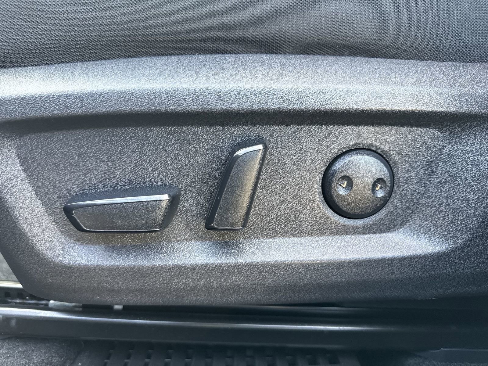 Used 2024 Nissan Rogue SV image 25