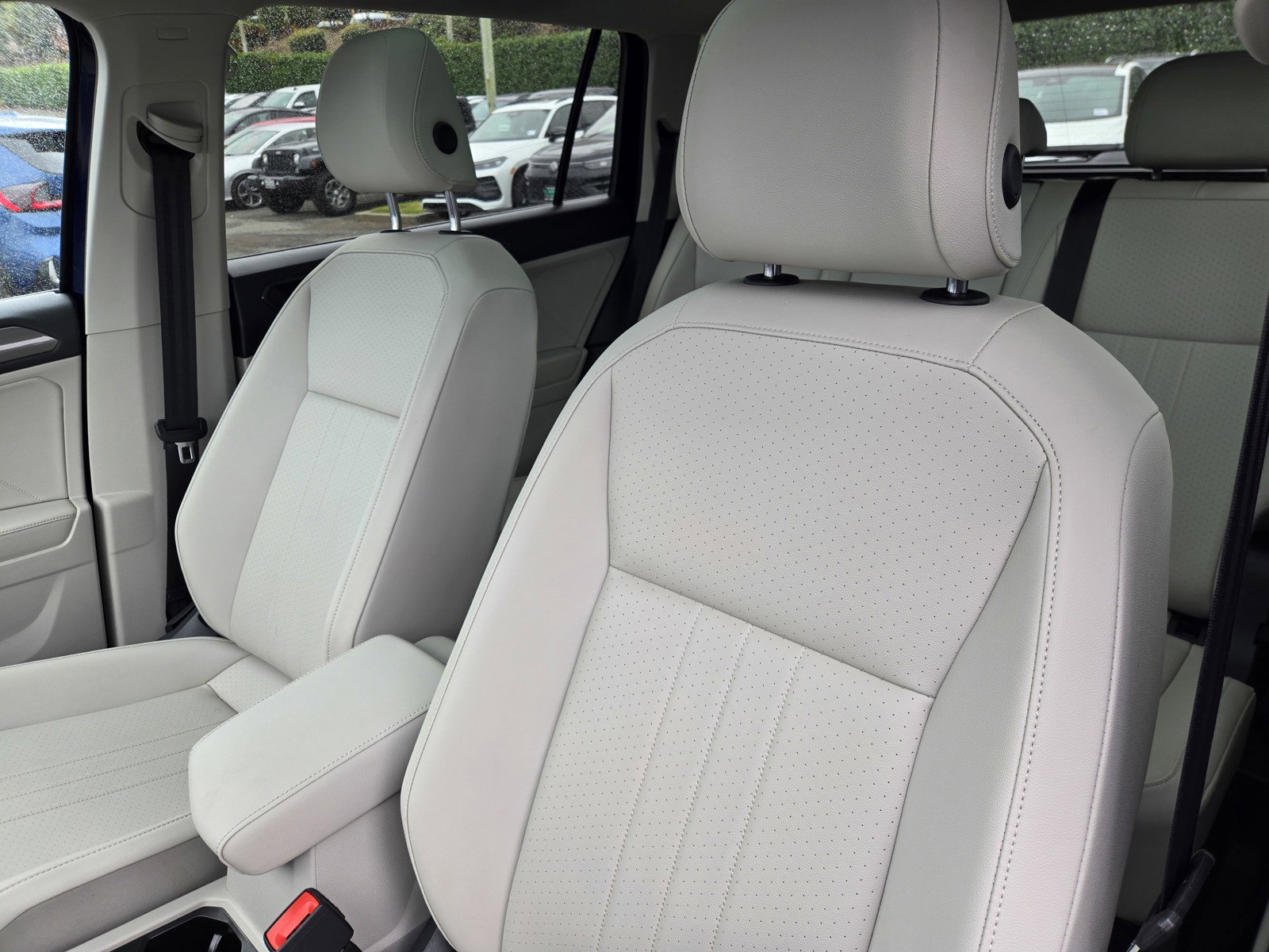 Used 2022 Volkswagen Tiguan SE w/ Panoramic Sunroof Package image 16