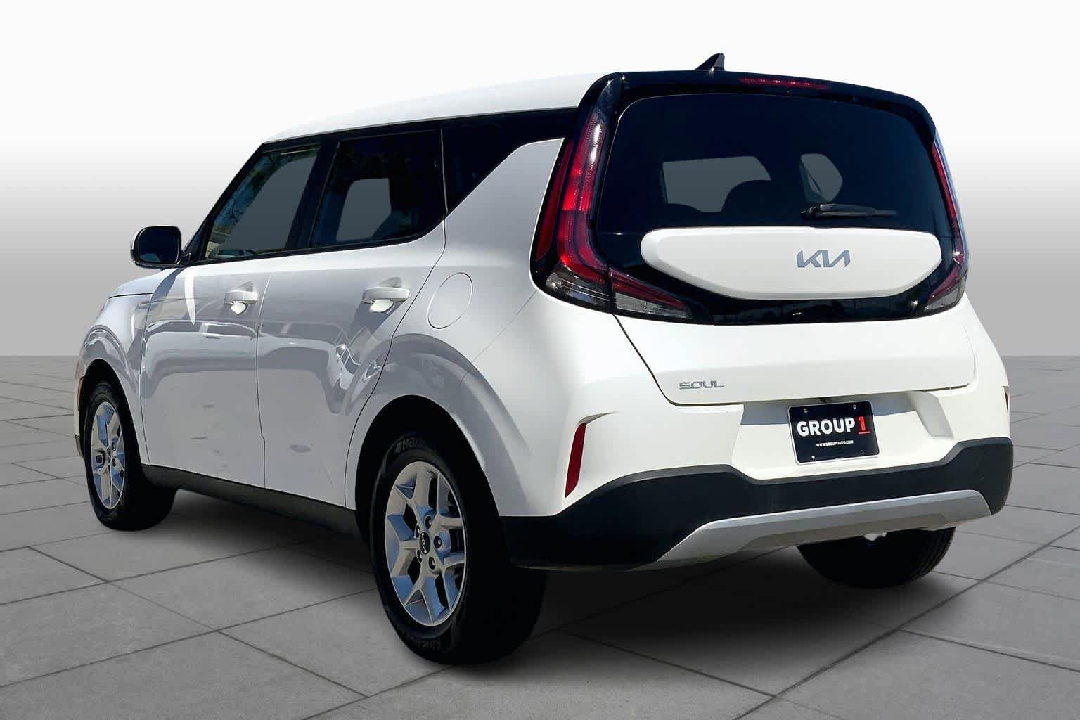 Used 2025 Kia Soul LX w/ LX Technology Package FWD image 12