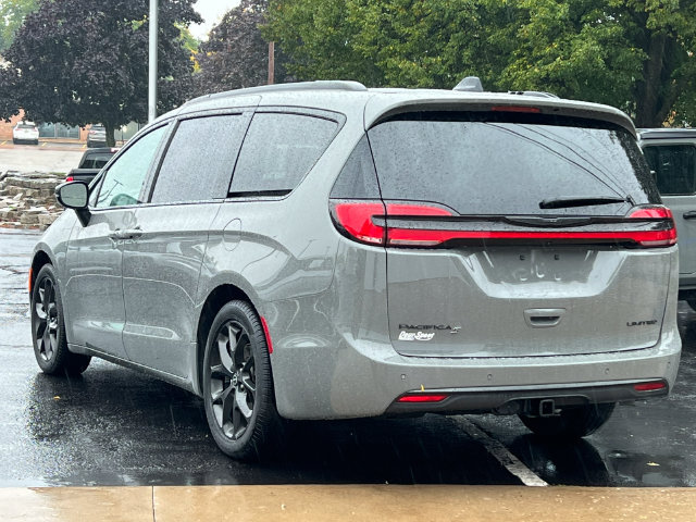 Used 2025 Chrysler Pacifica Limited w/ Trailer Tow Group FWD image 12
