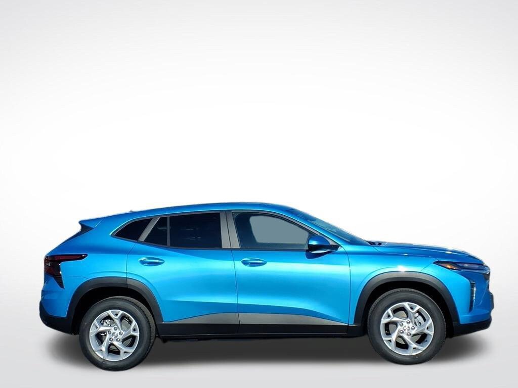 New 2026 Chevrolet Trax LS w/ LS Convenience Package FWD image 2