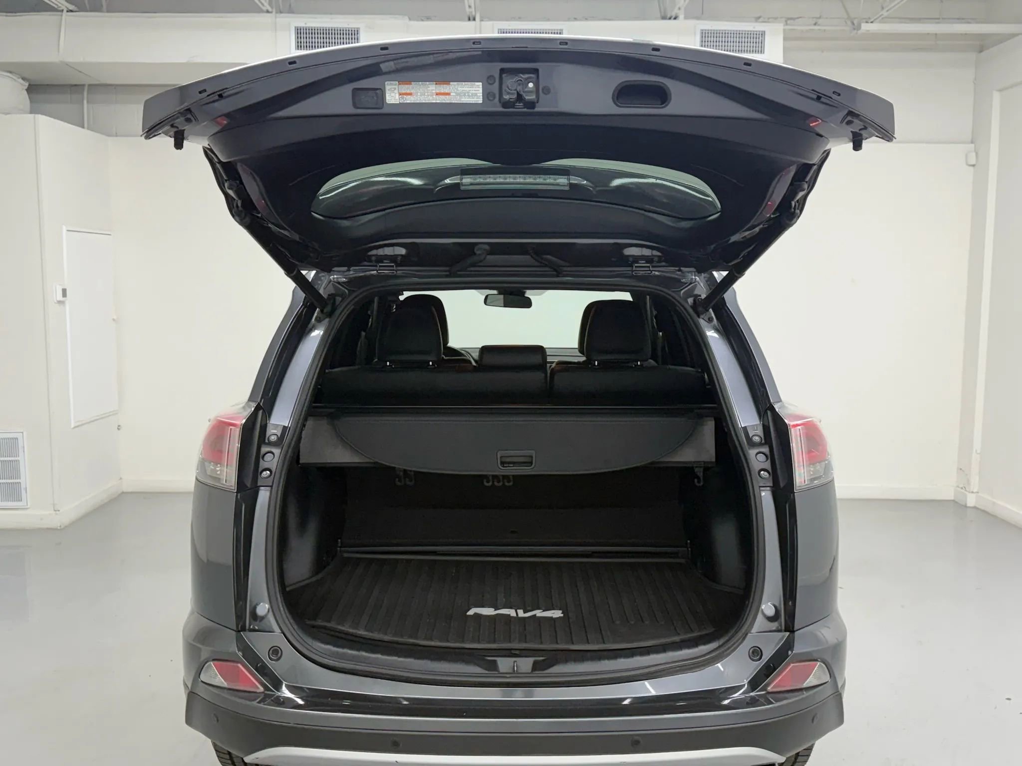 Used 2017 Toyota RAV4 SE w/ Advanced Technology Package image 39