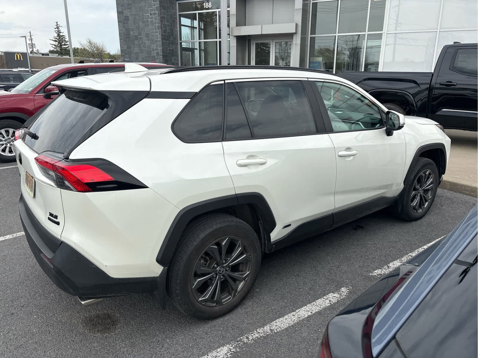 Used 2022 Toyota RAV4 XLE Premium AWD/4WD image 4