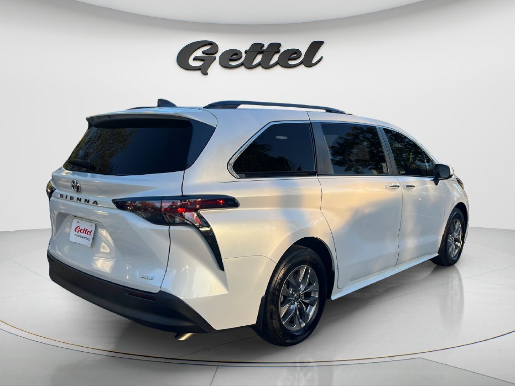 Certified 2026 Toyota Sienna XLE FWD image 5