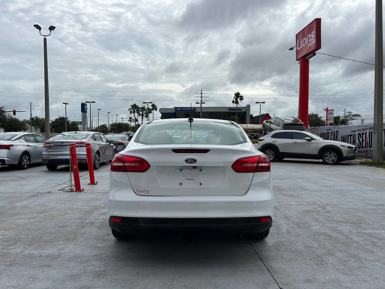 Used 2018 Ford Focus SE w/ SE Appearance Package FWD image 6