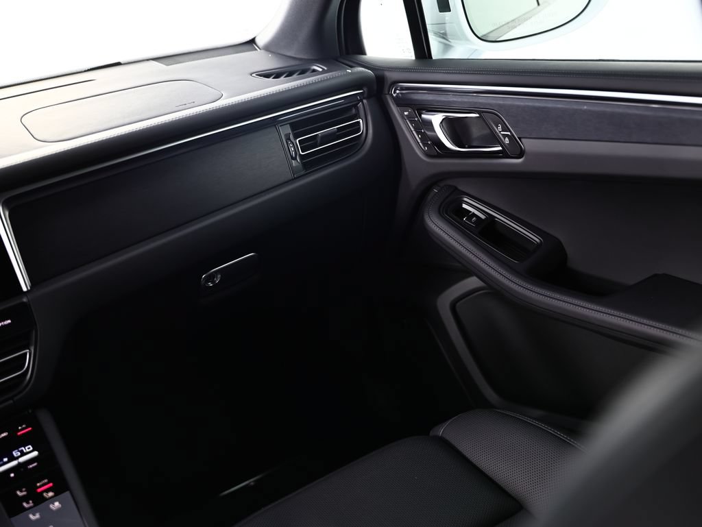 New 2026 Porsche Macan GTS AWD/4WD image 31