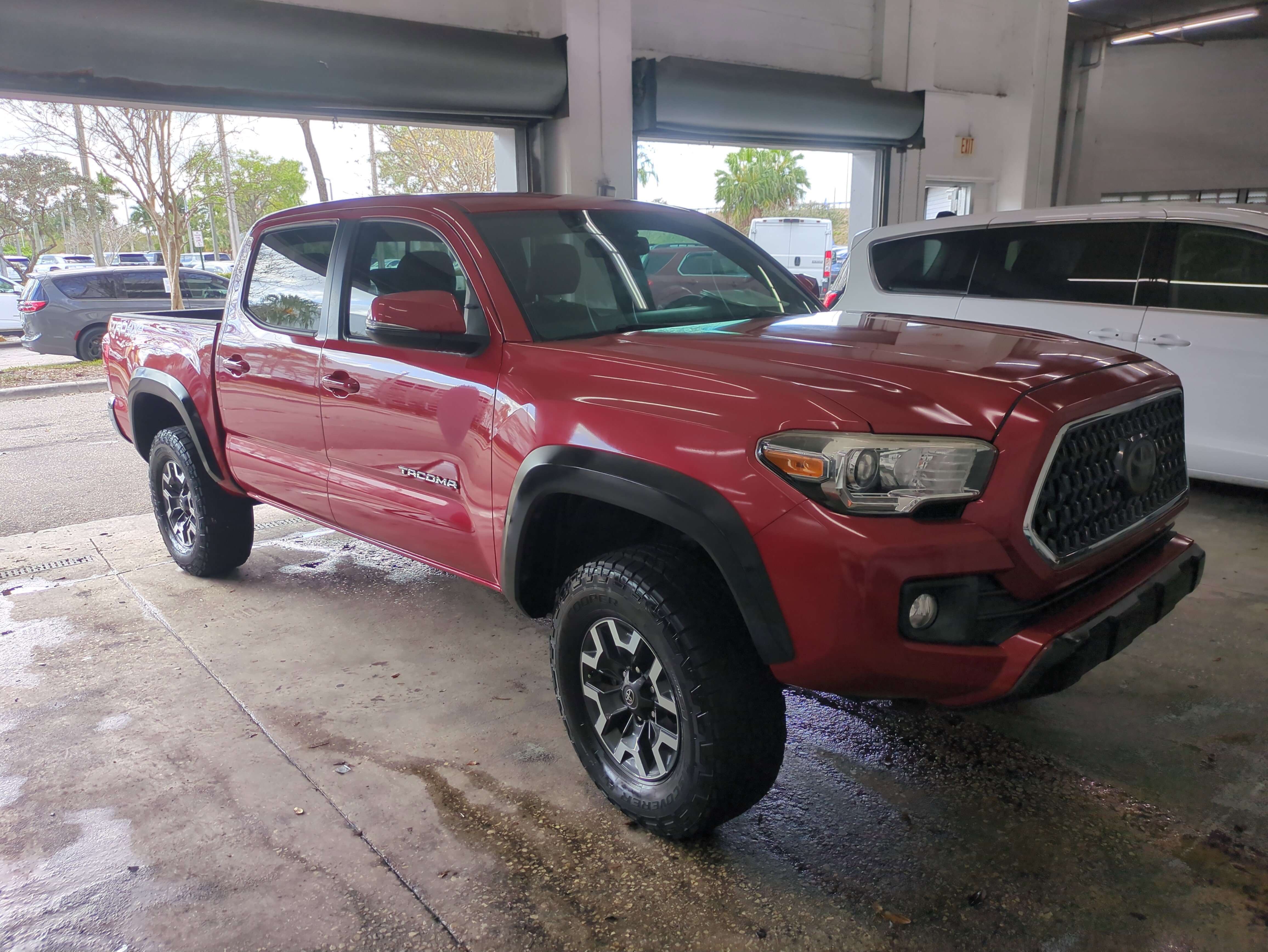 Used 2018 Toyota Tacoma TRD Off-Road image 2