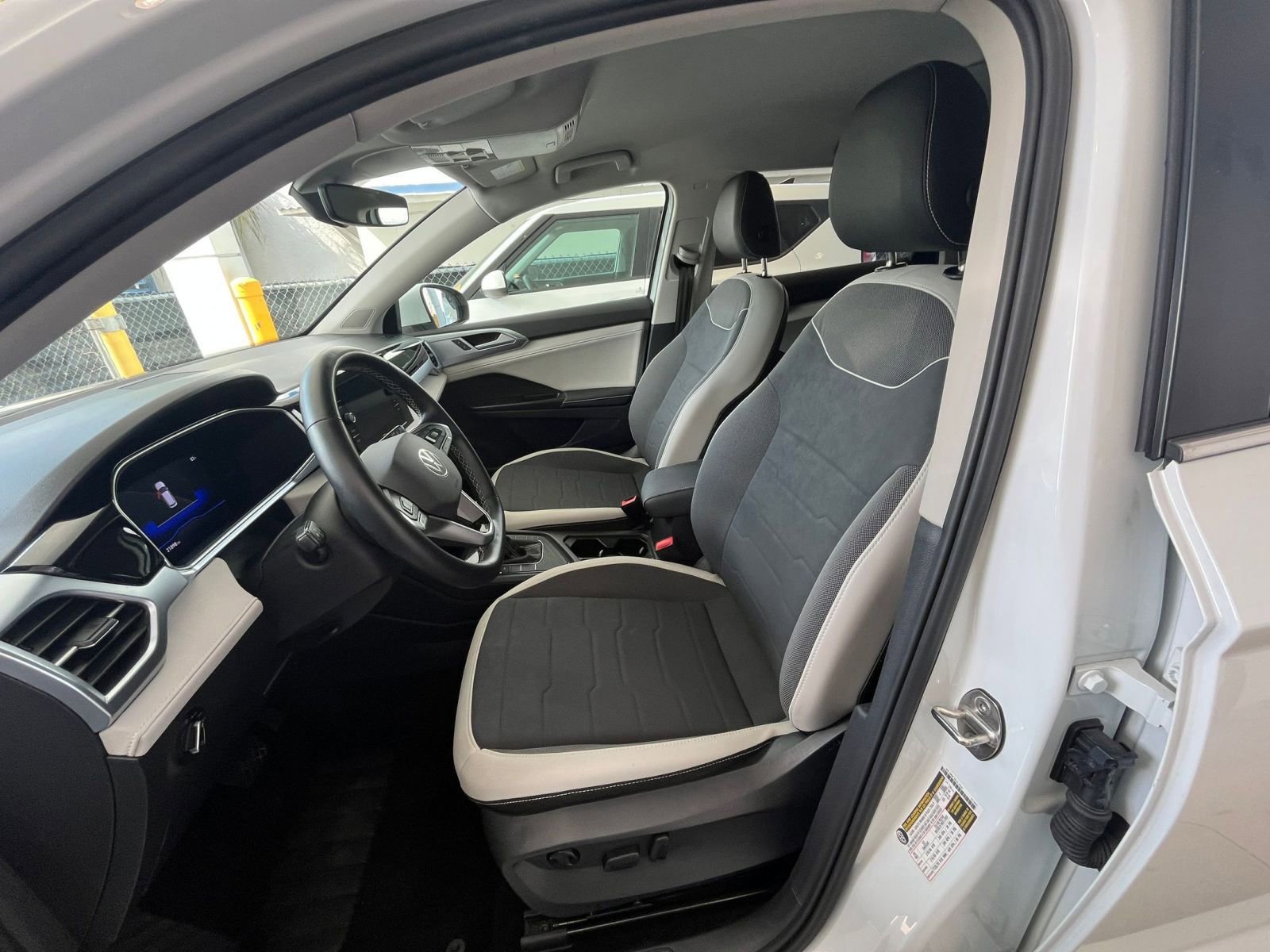 Used 2025 Volkswagen Taos SE FWD image 28