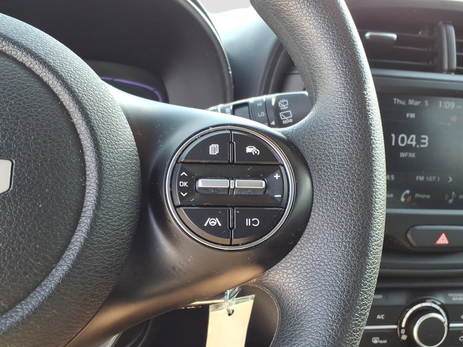 Used 2025 Kia Soul LX w/ LX Technology Package FWD image 16