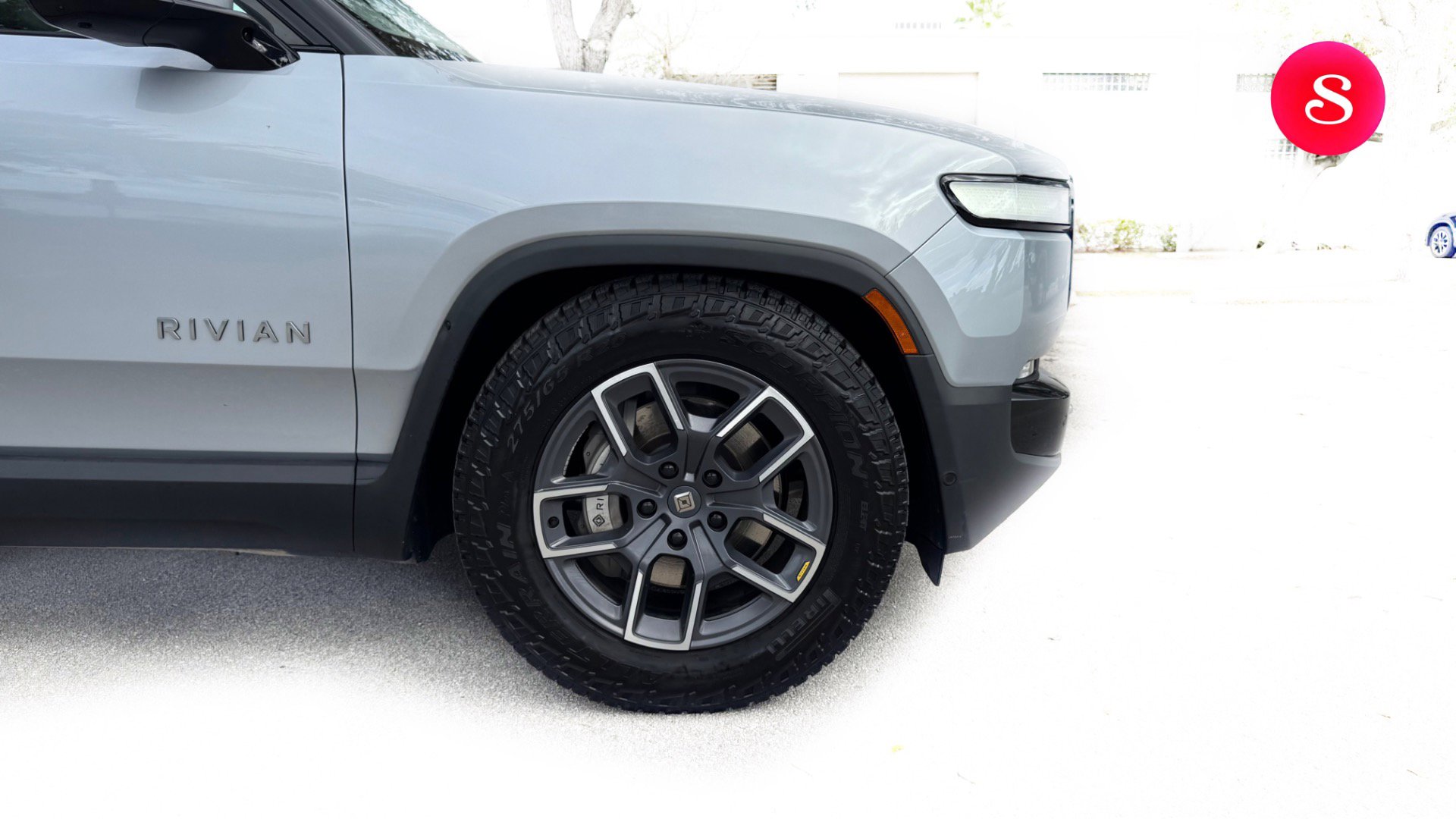 Used 2024 Rivian R1S Adventure image 10