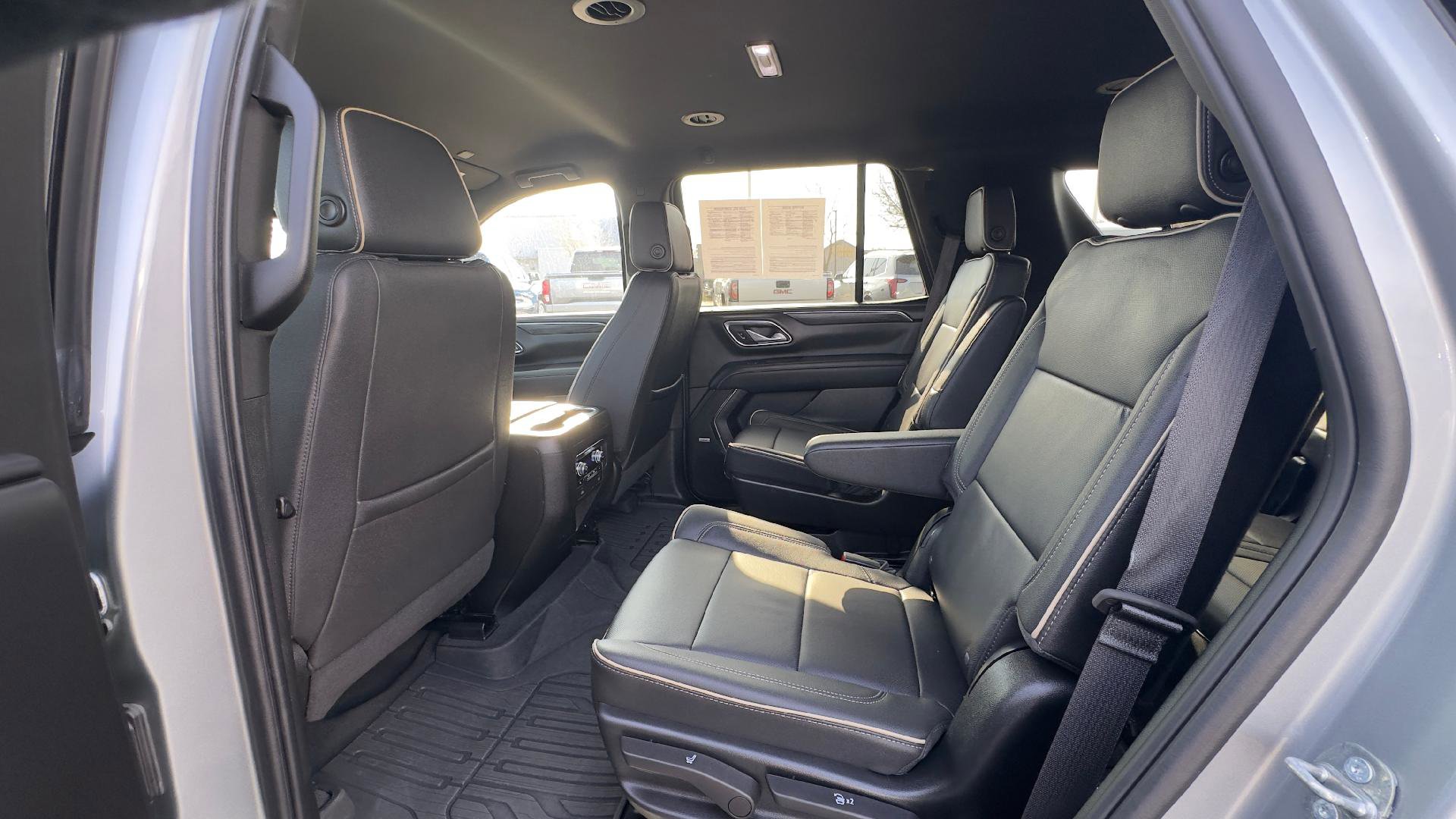 Used 2024 GMC Yukon SLT w/ SLT Luxury Package image 10
