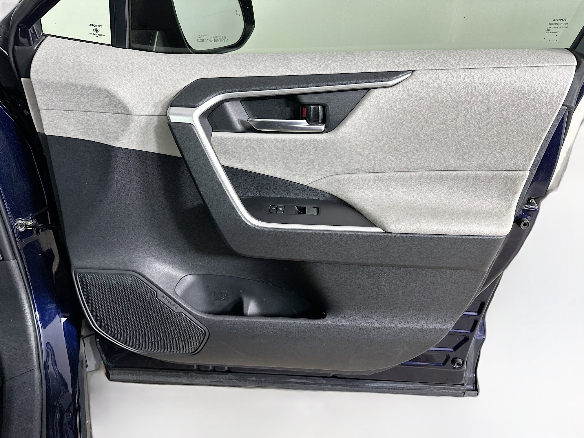 Used 2022 Toyota RAV4 XLE Premium image 32