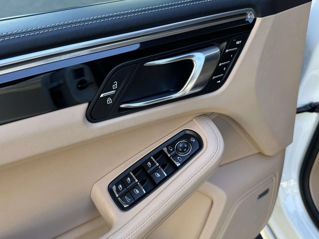 Certified 2025 Porsche Macan AWD/4WD image 19