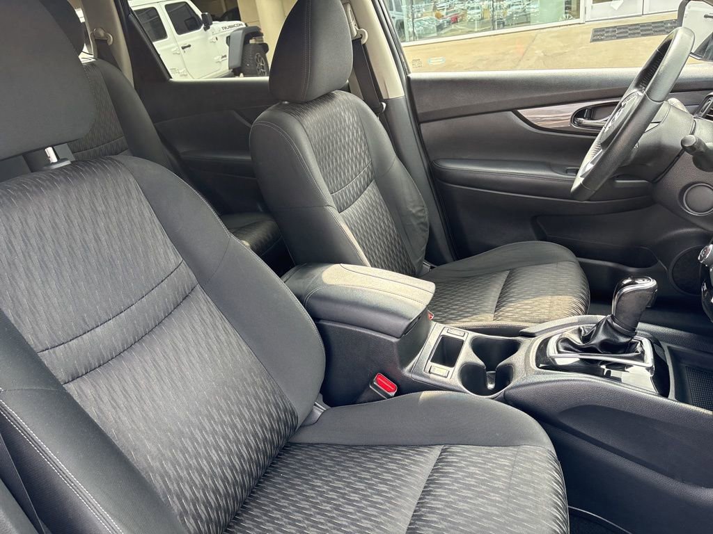 Used 2019 Nissan Rogue SV image 15