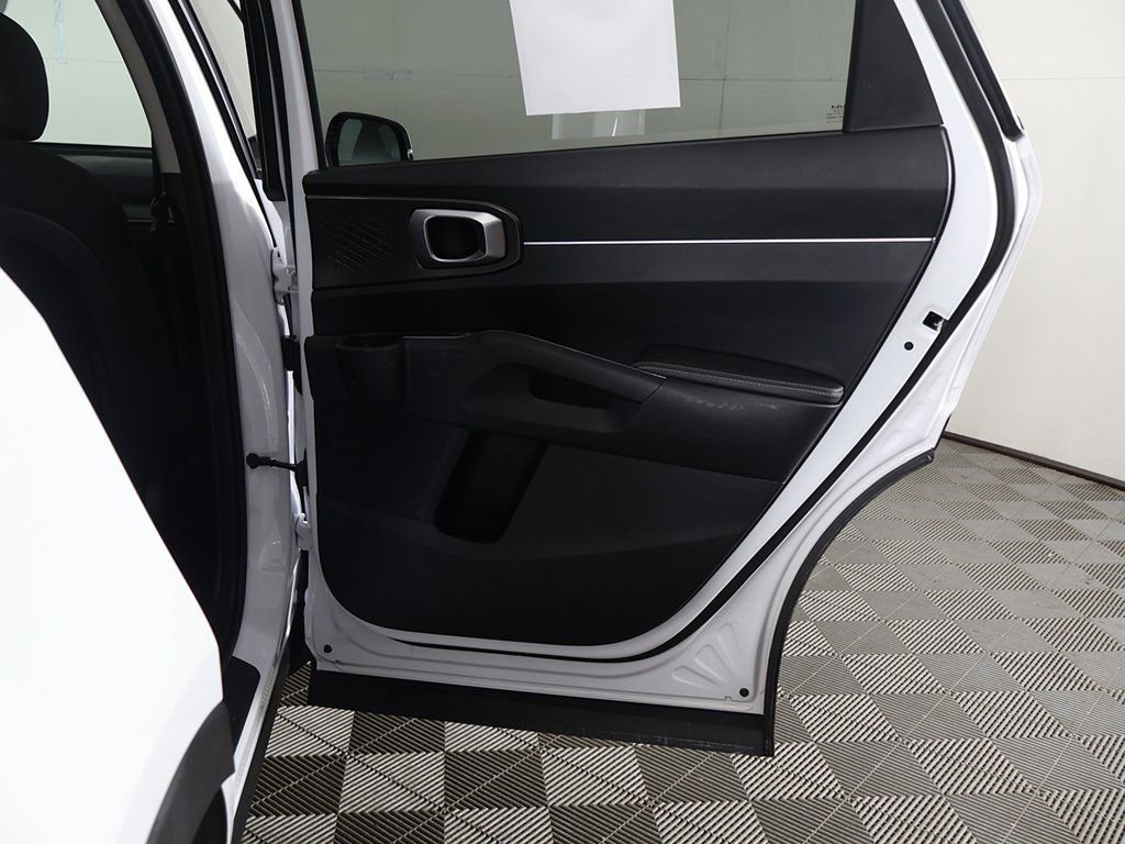 Used 2023 Kia Sorento LX image 23