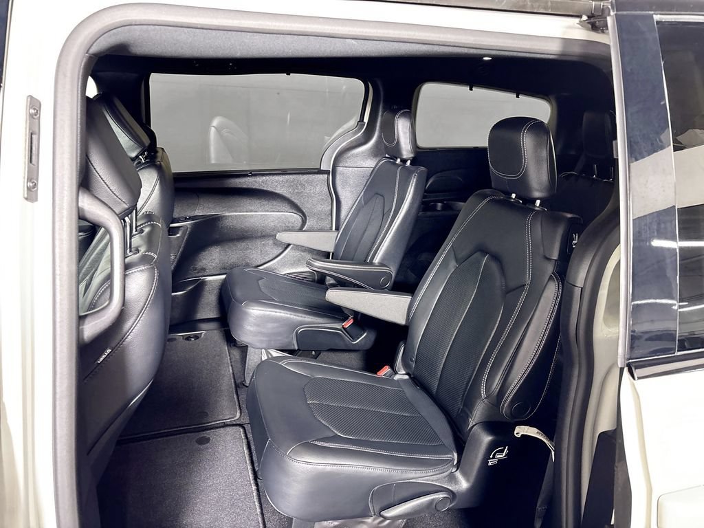 Used 2019 Chrysler Pacifica Touring-L FWD image 18