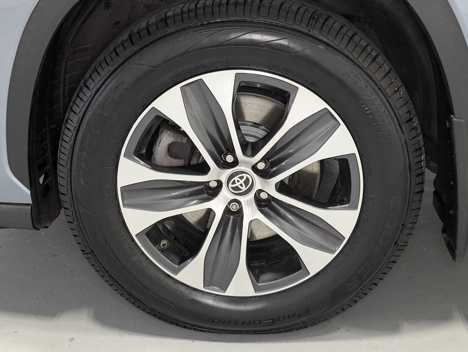 Used 2021 Toyota Highlander XLE AWD/4WD image 3
