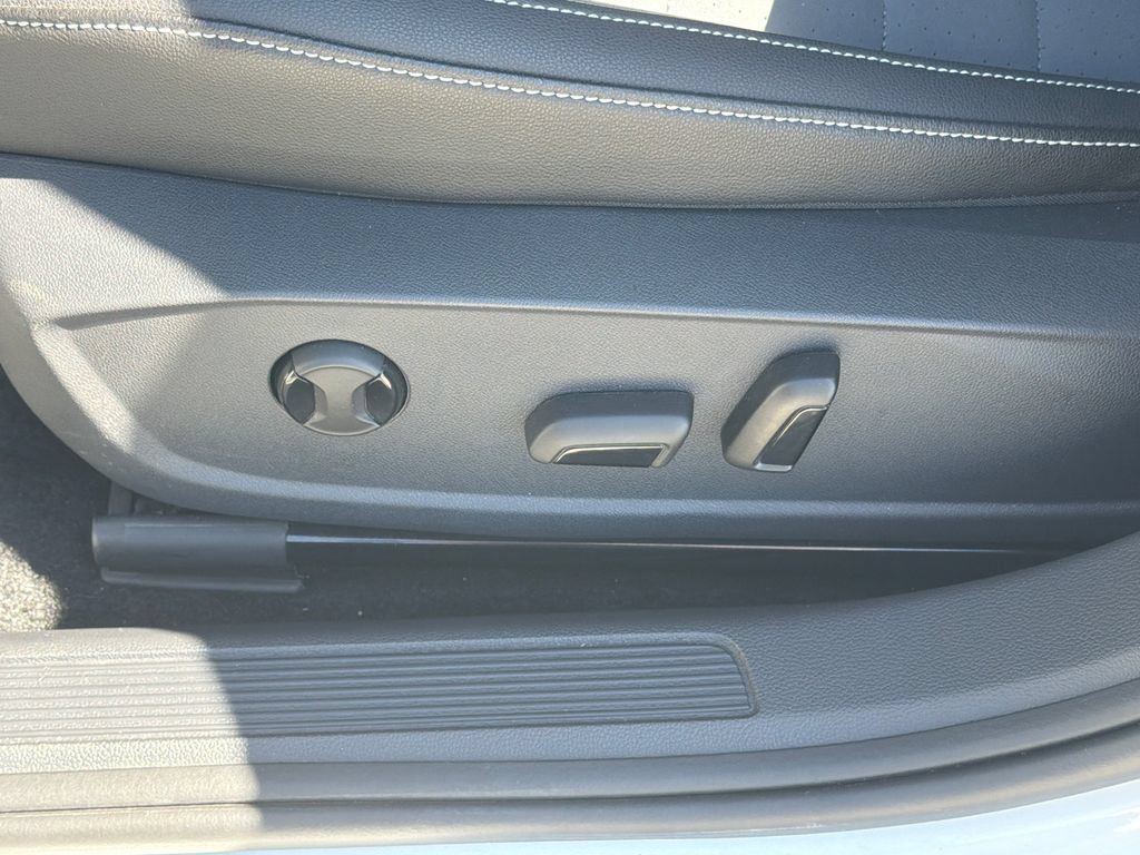Used 2025 Volkswagen Jetta SE FWD image 10