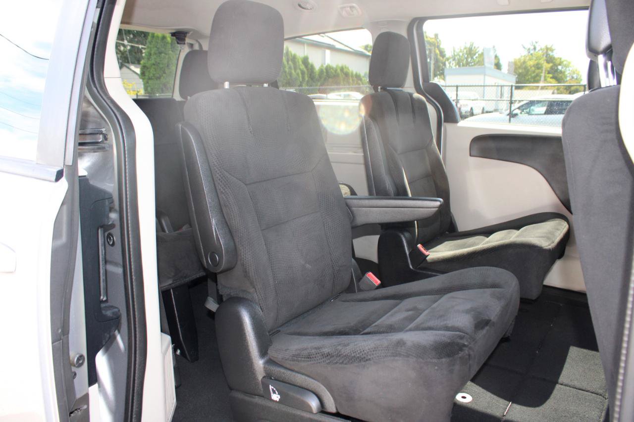 Used 2016 Dodge Grand Caravan SXT FWD image 16