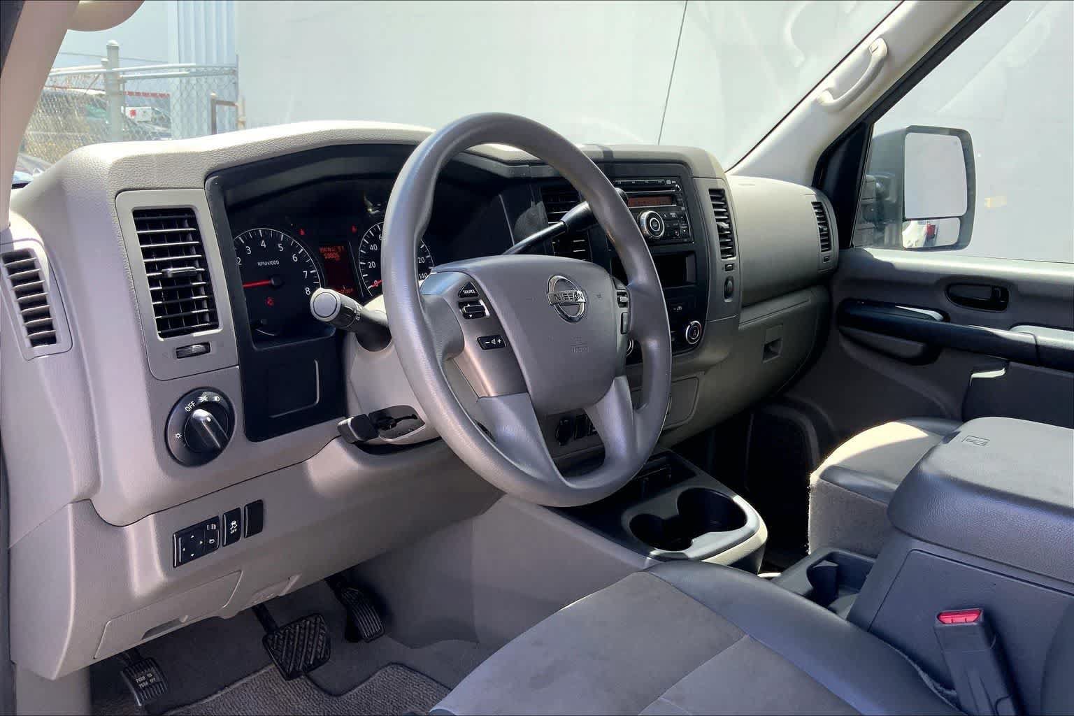 Used 2016 Nissan NV 3500 SV RWD image 2