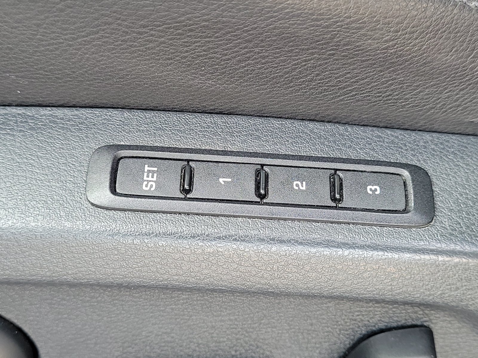 Used 2017 Volkswagen Tiguan SEL FWD image 14