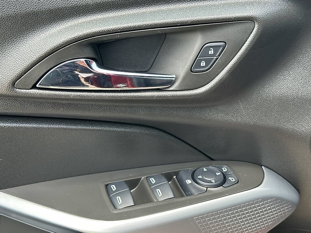Used 2025 Chevrolet Trax RS w/ Sunroof Package FWD image 18