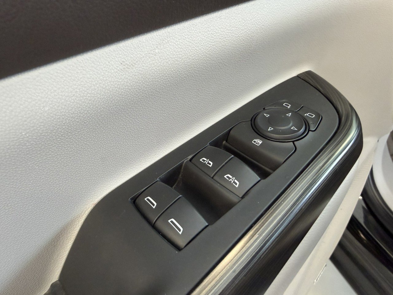 Used 2023 GMC Acadia SLT image 23