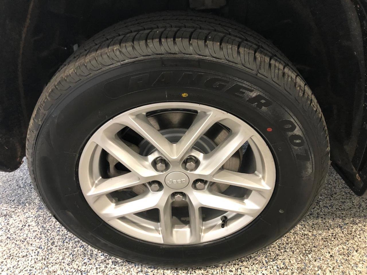 Used 2021 Jeep Grand Cherokee L Laredo w/ Luxury Tech Group I image 17