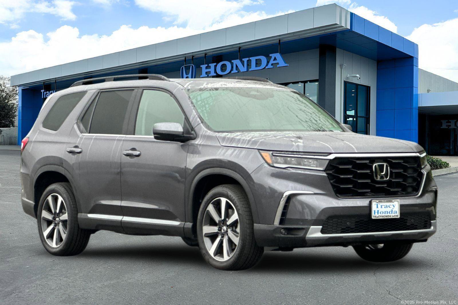New 2025 Honda Pilot Touring image 1
