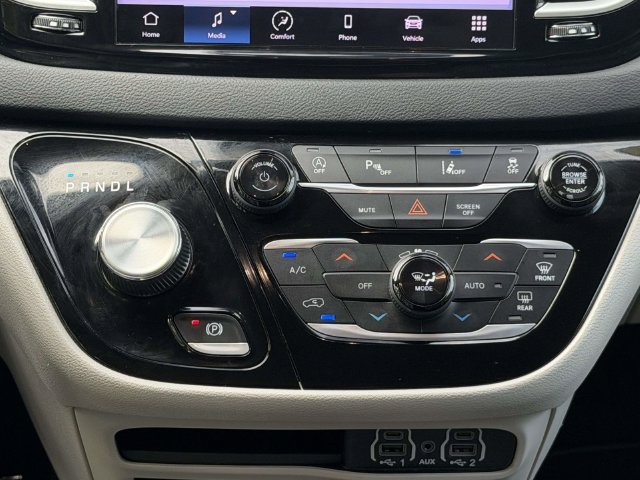 Used 2023 Chrysler Pacifica Touring-L FWD image 23