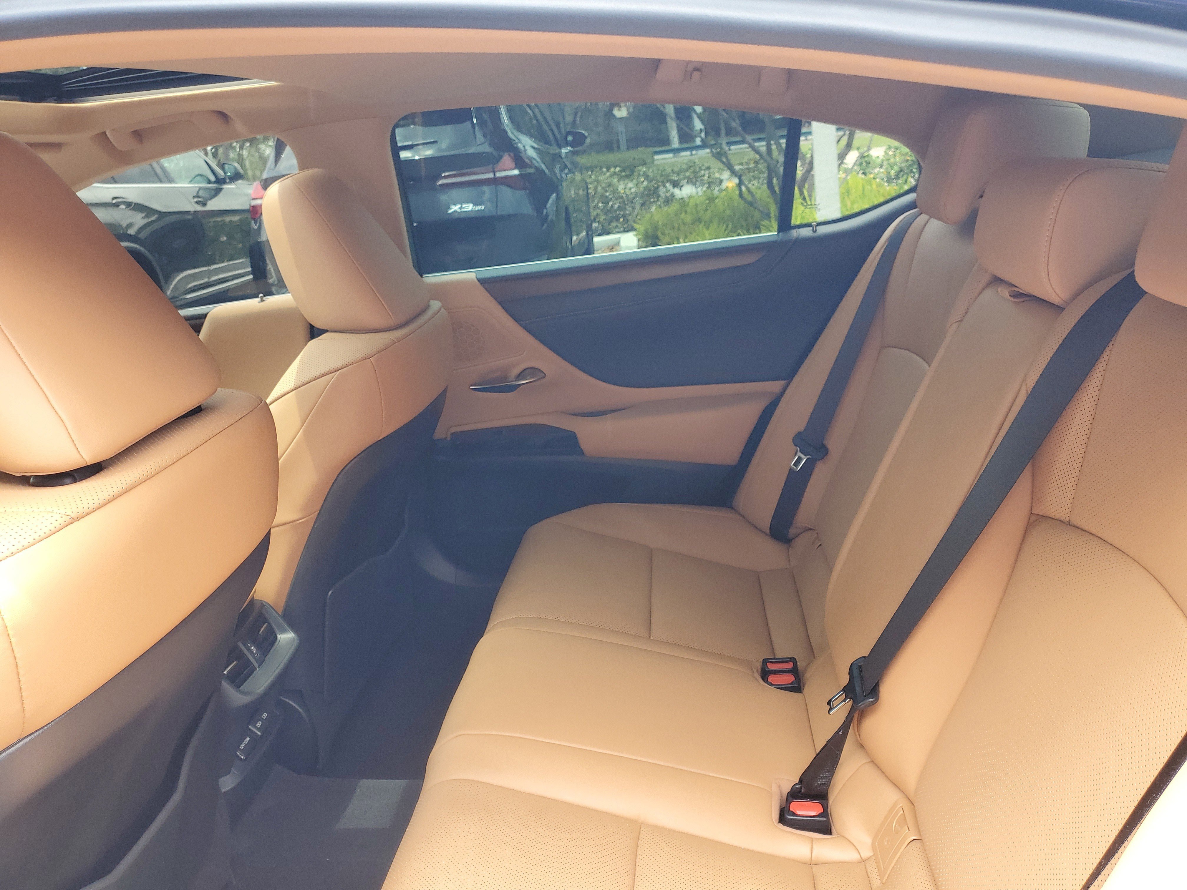 Used 2025 Lexus ES 300h w/ Premium Package FWD image 11