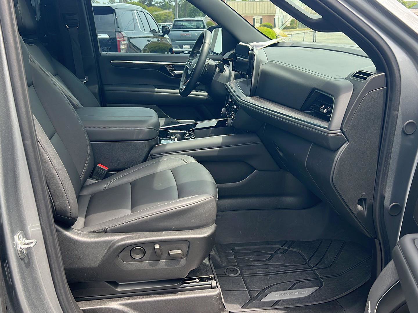 Used 2025 Chevrolet Tahoe Z71 w/ Z71 Off-Road Package AWD/4WD image 15